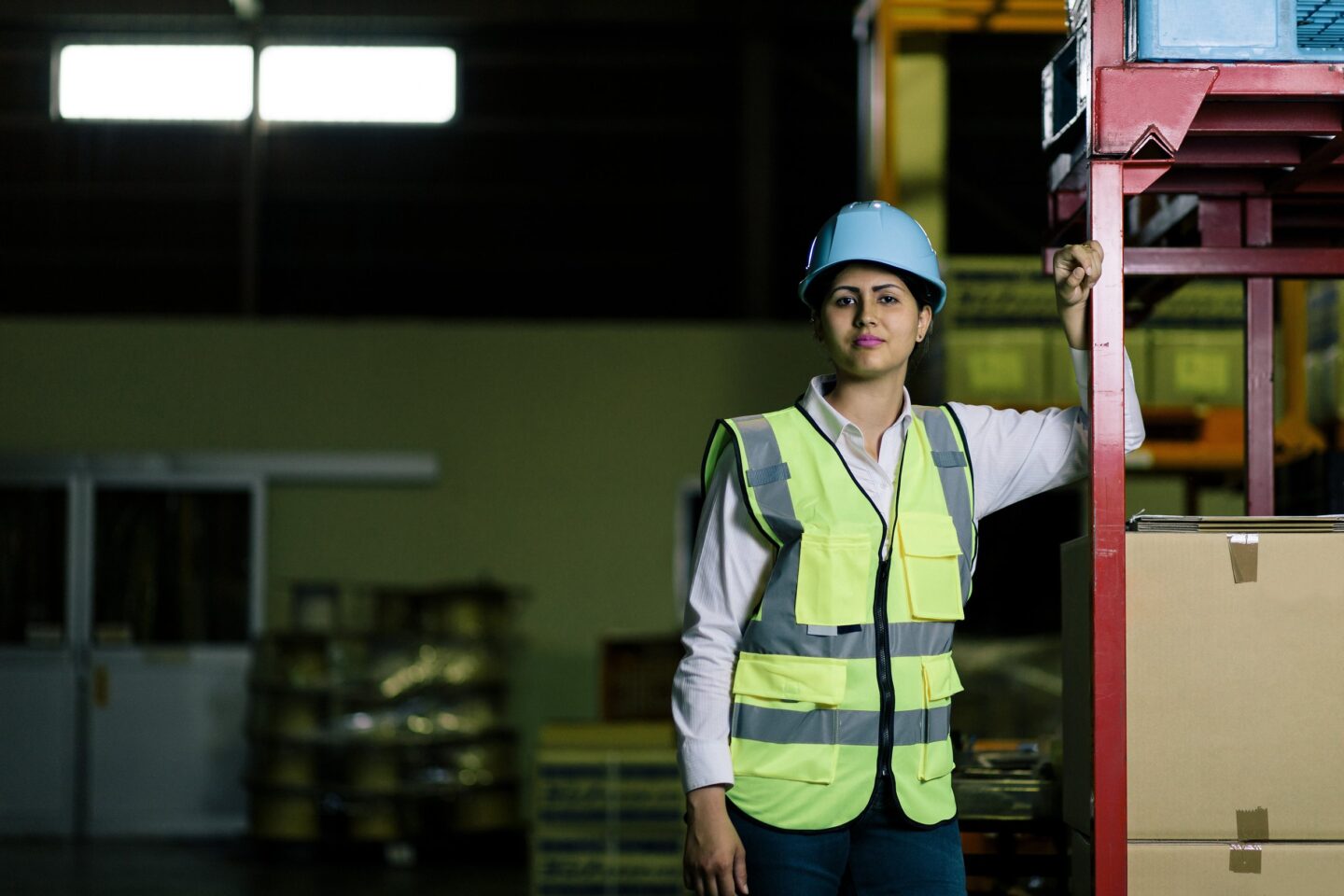 Una mujer en un almacén a cargo de la selección y búsqueda de proveedores